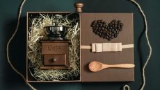 Vánoční dárky pro milovníky kávy: Tipy za pár stovek i vychytávky pro náročné