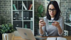 Jak bezpečně platit na internetu: Nejčastější podvody, virtuální karty, odložené platby