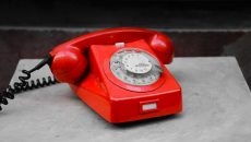 Telefonní seznam infolinek 2025 → včetně čísel na živé operátory