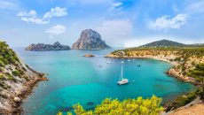 Levné letenky z Prahy: Rhodos od 1 940 Kč, Bilbao od  2 545 Kč a Ibiza od 2 779 Kč