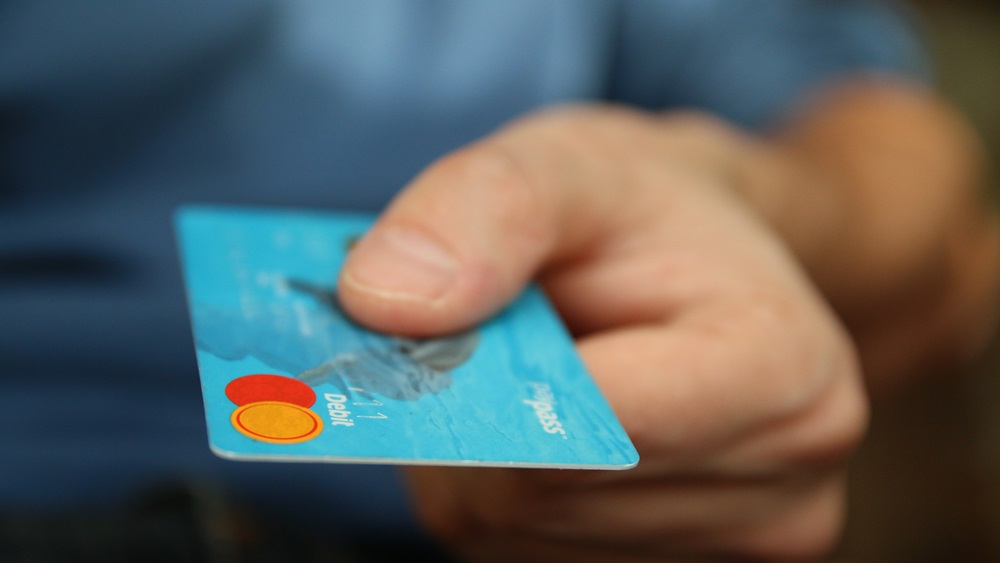 Pojištění platební karty 2024 → Přehled, odškodnění, kdy se vyplatí?