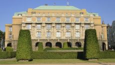 Poplatky na Univerzitě Karlově 2025: Poplatek za přihlášku, za delší studium…