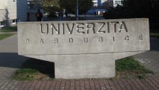 Poplatky na UPCE 2025: Poplatek za přihlášku, za delší studium…