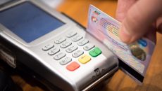 Přehled 22 kreditních karet 2025 → Limity, úroky, poplatky