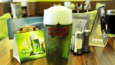 Proč je zelené pivo zelené